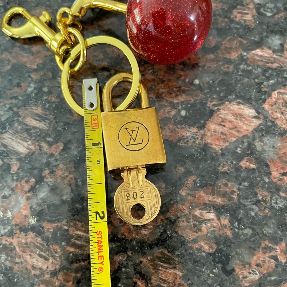 Louis Vuitton, LIMED EDITION Gold-tone Key Charm w/Red Glitter Cherries, Ceries - Picture 4 of 4